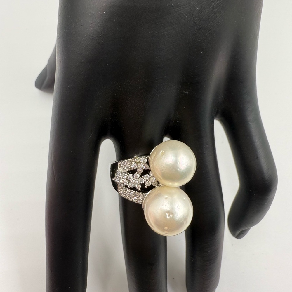 Elegant Pearl and Silver Ring - Picture 3 of 5